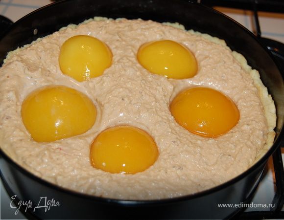 Сверху поместить абрикосы (персики), немного вдавив их в начинку.