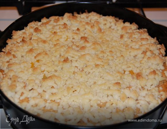 Ингридиенты для посыпки смешать, раскрошить сверху на пирог и выпекать еще 15 минут.