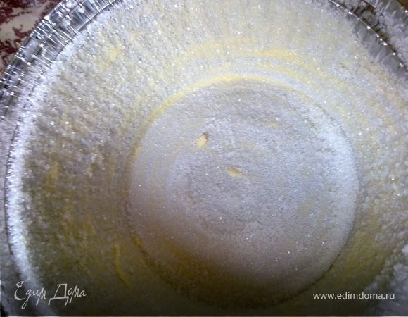 Форму смазываем ОЧЕНЬ обильно сливочным маслом комнатной температуры, жирно. 
Насыпаем сахар до краев и высыпаем его обратно в банку. Вот что должно получится. Равномерно и обильно прилипшая к масляной поверхности сахарная масса.
