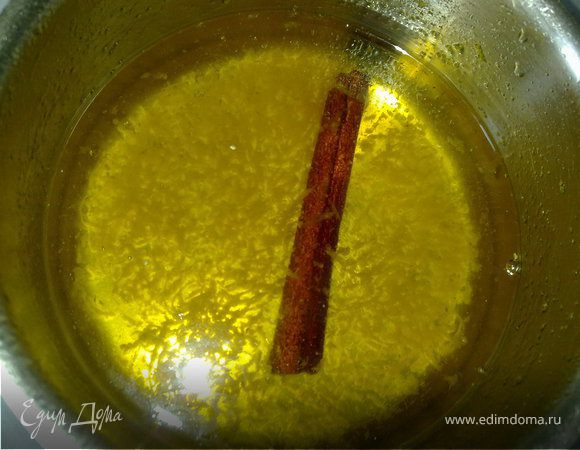 Делаем сироп. Растворяем сахар в горячей воде, добавляем алкоголь и пряности, даем чуть покипеть. И в сторону, пусть остынет.