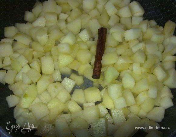 Чистим яблоки от кожицы и семян. Яблоки режем достаточно крупными кубиками, на сковородке топим 50 г сливочного масла. Яблоки выкладываем в масло и обжариваем. Добавляем корицу, добавляем ваниль, сахар по вкусу , и мл 50 алкоголя.