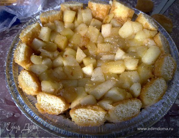  Яблоки (внимание! они должны быть полуготовы ) кладем в нашу получившуюся корзинку. Плотно их придавливаем. Начинаем обрезать савоярди по самому краю.