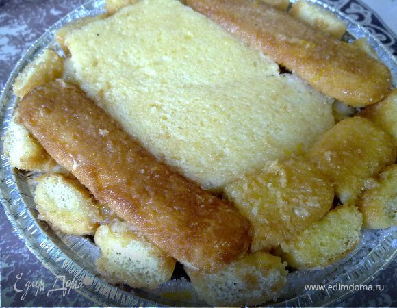 Теперь  кусок хлеба для тостов без корочки сверху запечатываем! И готова крышечка.
Пустоты прокладываем оставшимся печеньем - плотно! Исовсем слегка растопленным сливочным маслом очень активно намазываем сверху.
