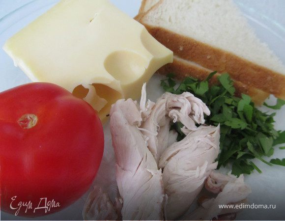 Половинку помидорки мелко порезать, зелень мелко порубить и все это смешать с мелко рубленным куриным мясом. Отдельно в мисочку натереть на мелкой терке сыр