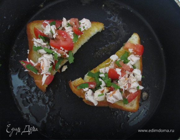 в сковороде на минимальном огне растопить немного масла сливочного и капельку растительного, обжарить хлеб с одной стороны до золотистог цвета, перевернуть и выложить на хлеб готовую смесь, сверху посыпать сыром и закрыть крышкой. Как только сыр расплавится - бутерброды готовы!