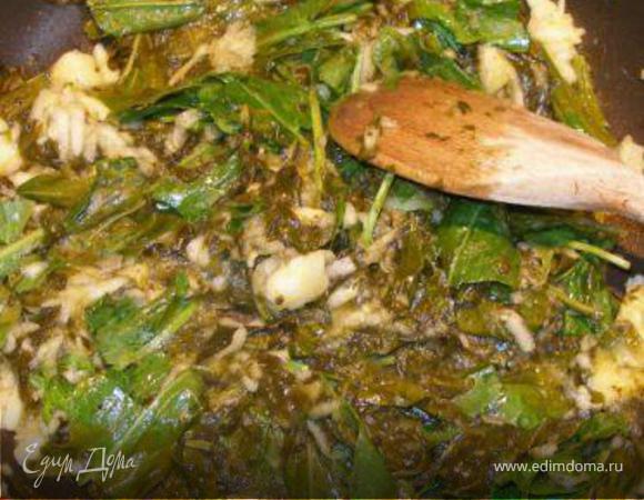 Щавель нарезаем, яблоки чистим и натираем на крупной терке. Жарим на масле около 10 мин.