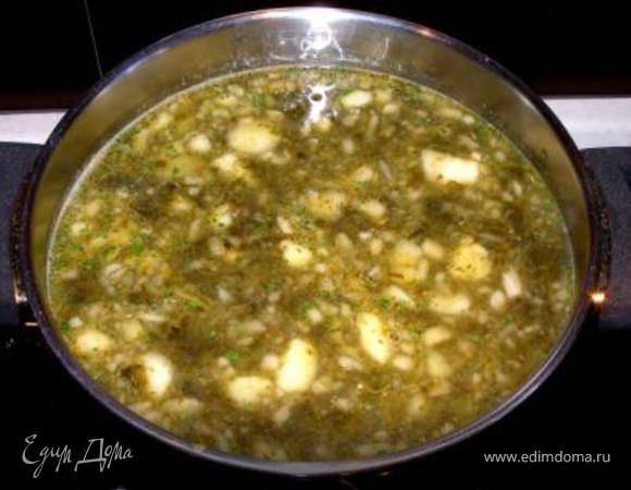 Щавель с яблоками добавляем в бульон и доводим до кипения. Варим на медленном огне 10 мин. 