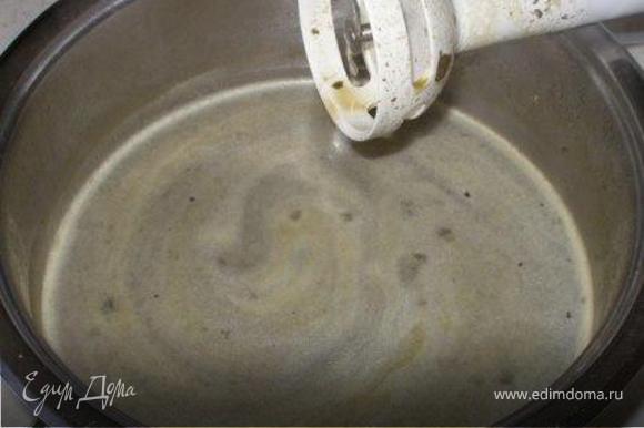 С помощью блендера превращаем суп в пюре.