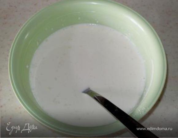 Сливки (лучше, чтобы они были не холодные) смешиваем с мукой. Добавляем несколько ложек горячего супа. 