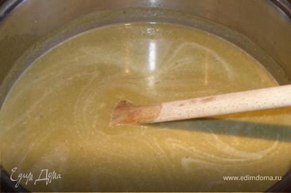 Сливки добавляем в суп, солим, перчим, доводим до кипения.