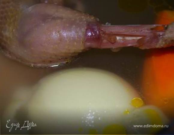 Суп можно варить просто на воде, но у меня был готовый куриный бульон и я взяла его за основу. 