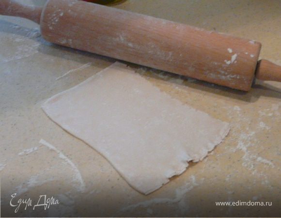 В сковороде протушить лук, чеснок и морковь, добавить фарш и готовить минут 10, залить вином, выпарить, влить бульон и приправить, тушить  до готовности.