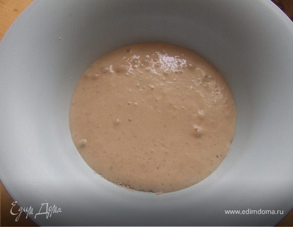 Дрожжи смешиваем с сахаром и разводим в 30 – 40 г. теплой воды, оставляем на 10 минут, затем перемешиваем и оставляем еще на 5 минут в покое. 