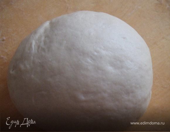 В миску всыпаем просеянную муку. Добавляем соль. Добавляем сахар, перемешиваем и делаем ямку. Вливаем теплую сыворотку. Вливаем еще раз перемешанные дрожжи. Добавляем масло и быстрыми движениями замешиваем тесто. Тесто нужно месить минут 10 быстрыми движениями - оно должно стать эластичным.
