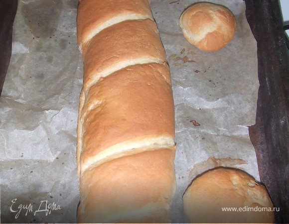 Заранее разогреть духовку до 200 градусов, поставить противень с хлебом и выпекать около 35-40 минут, пока хлеб не приобретет характерный цвет и консистенцию.
Остудить хлеб.  Нарезать хлеб на порционные куски и подать к столу.
