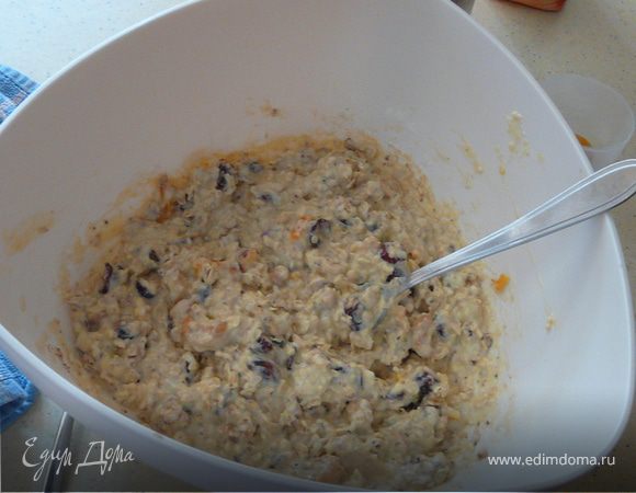 Смазать формы, духовку разогреть до 200С,  смешать отдельно сухие и мокрые ингредиенты, заполнить формы и печь 25-30 минут, остудить на решетке.