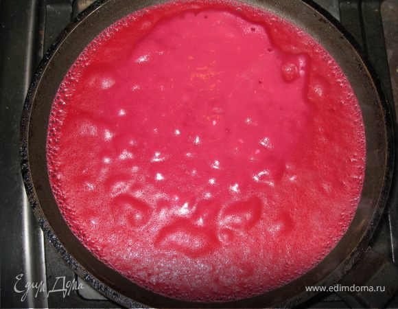 На сковороду наливаем только перед первым блином немножко масла, и выпекаем наши блинчики.