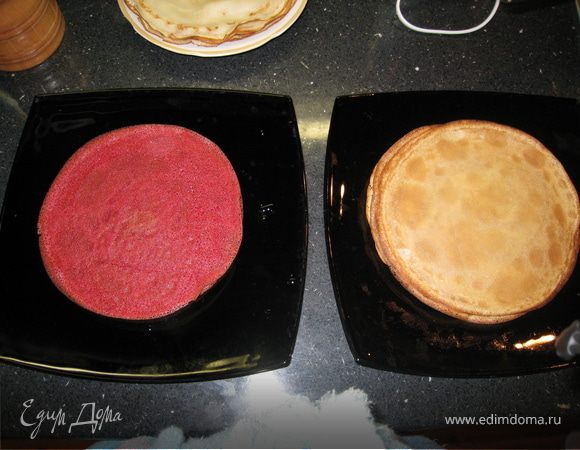 Орехи слегка обжарить на сух.сковороде. Перемолоть, но не в пыль. Смешать с медом. начинить все белые и часть красных. Вторая сторона получается ярче и красивее, ею наружу.