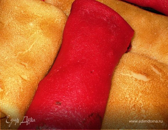 Оставшиеся красные подаем с ложкой сметаны и сверху малина перетертая с сахаром. С Праздником Вас! Приятного аппетита!