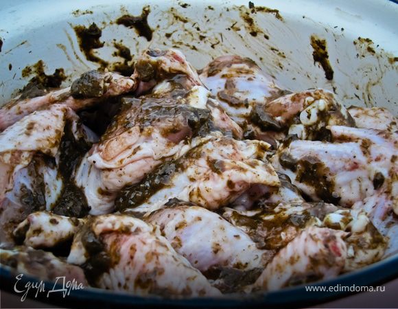 У куриных крылышек отрезать острый кончик, разрезать каждое крылышко на 2 части - как раз между косточками.
Промыть водой, выложить в глубокую миску. Добавить в миску аджику и хорошенько обмазать в ней крылышки.
Оставить мариноваться на 30 минут. 