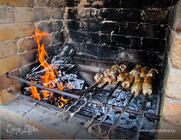 Нанизать на шампуры или выложить на решетку гриль (в нашем случае были шампуры, потому что решетку мы забыли дома!). Отправить в печку или на мангал.