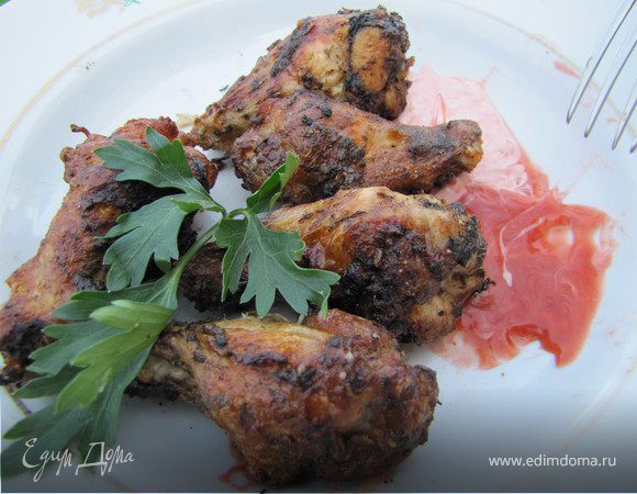 Жарьте крылышки до хрустящей корочки. Не забудьте свежие огурчики и зелень!