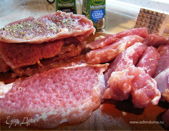 Вырезку помыть, обсушить, порезать на биточки шириной по 1 см.  