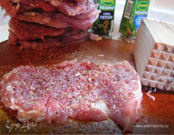 Каждый биток слегка отбиваем, солим, перчим и складываем стопочкой. Так получаеться, что солим и перчим с одной стороны, а просаливаються с обеих.