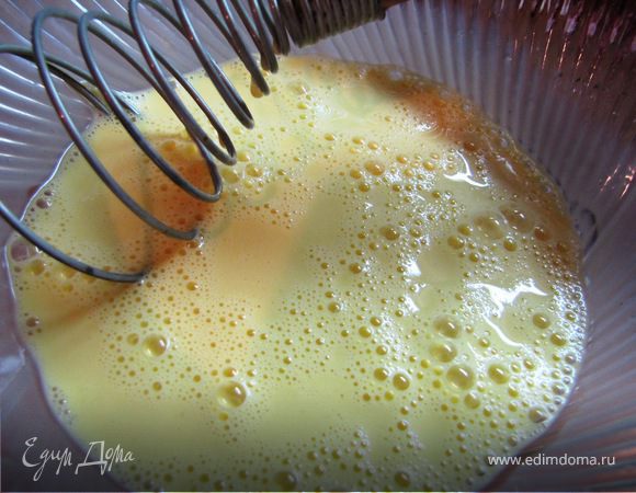 Смешиваем яйца и сливки.