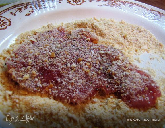 Биточки обваливаем в сухарях с обеих сторон.