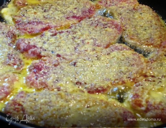 Обмакиваем каждый биток в яично-сливочной смеси и обжариваем на горячей сковороде по 1-2 минуты с каждой стороны, но, до готовности.
