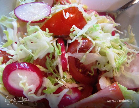 Из сезонных овощей готовим салатик.