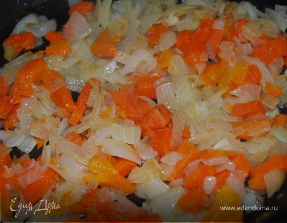 В это время поджариваем на растительном масле морковь и лук.