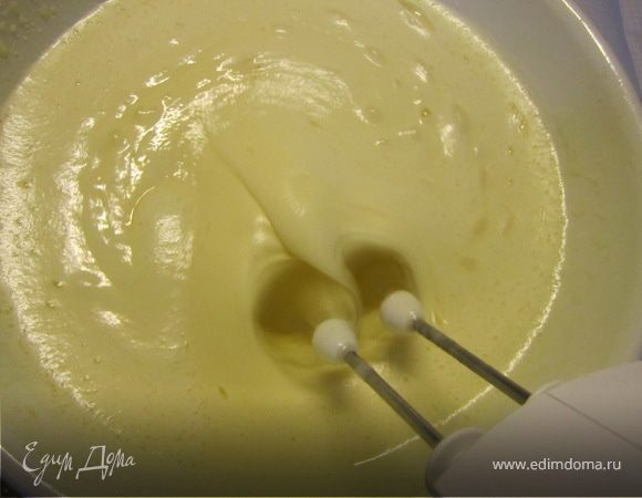 Готовим бисквит.
6 яиц+ 190 гр. сахара взбиваем на водяной бане. Взбивать нужно пока масса не прогреется до температуры 38-40 градусов, или до растворения сахара).
Я взбивала пока масса не стала теплой.
