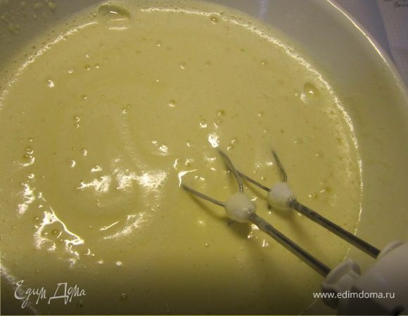 Снимаем с бани и взбиваем до состояния хорошо взбитой сметаны.