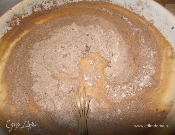 Какао смешиваем с мукой.
И в три приема добавляем к яичной массе.