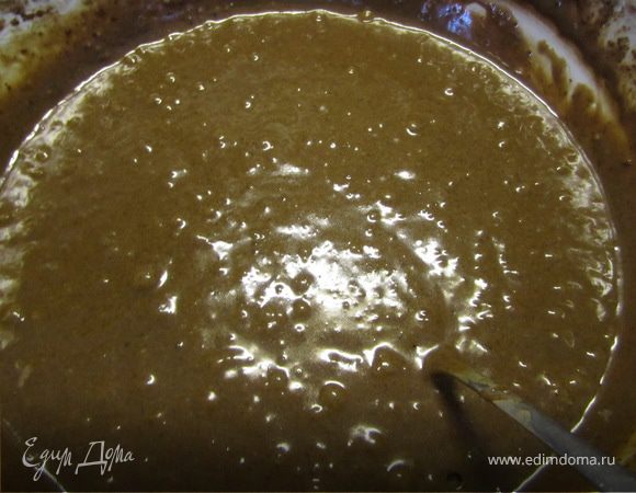 Понемногу добавляем растопленное масло.
