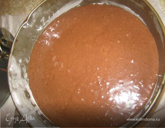 Форму смазать маслои и посыпать мукой.
Вылить в форму массу.
Поставить в духовку и уменьшить температуру до 180 гр.
Выпекать 15-20 минут.
Готовность проверить деревяной палочкой.
Готовый бисквит хорошо охладить.