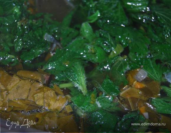 Крапиву ошпариваем кипятком, нарезаем ее и щавель и опускаем в бульон с картофелем и овощами.