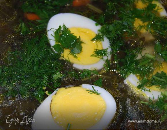 Кипятим 3-5 минут. В готовый суп добавляем вареные яйца, зелень сметану. 