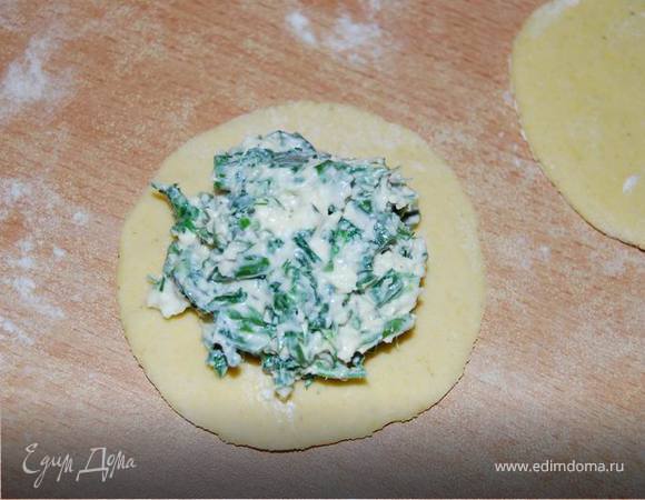 Каждый шарик раскатываем  в лепешку около 2-3мм. и на середину каждой лепешки кладем начинку.