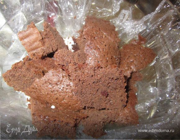 Глубокую салатницу выстелить пленкой.
Поламать кусочки бисквита.