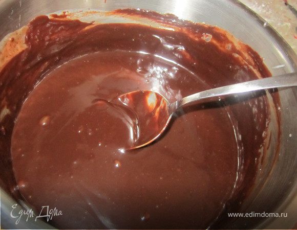 Приготовить ганаш:
Сливки подогреть, добавить шоколад,масло, держать на огне пока не растает шоколад.
Охладить.