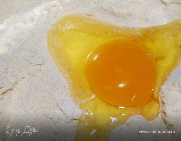 В оригинальном рецепте тесто было из двух видов муки и воды. Я решила добавить все-таки яйцо. 