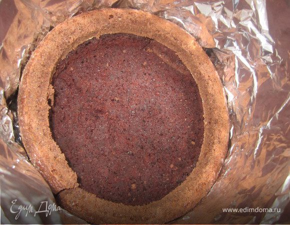 Из фольги сделать высокий плотный бортик.
Положить один корж на самый низ. А на него положить обрезаные края.