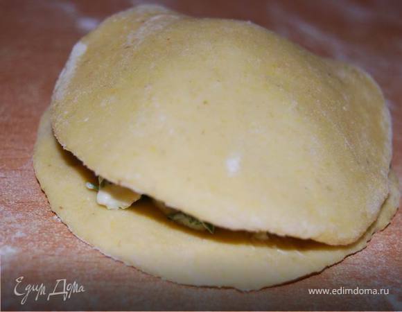 Накрываем лепешку с начинкой второй лепешкой и защипываем края.