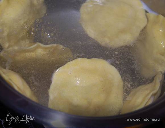 Опускаем холтмаш в кипящую воду и варим 5-7 минут.