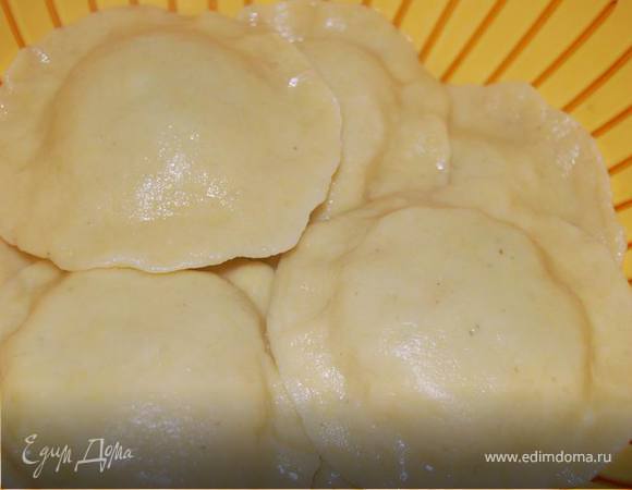 Достаем наши крапивные штучки и даем стечь воде.