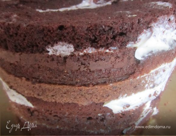Торт достать из холодильника, Освободить от фольги. Если края получились немного неровные, обрезать их острым ножом.
