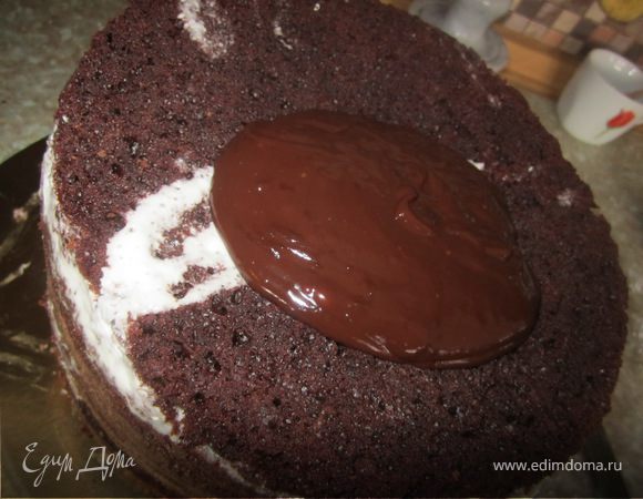 На торт нанести ганаш.